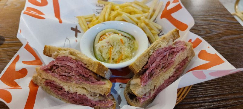 61. 【Tock's(丰盛里店)】pastrami，本意好像是指烟熏肉，实际特指烟熏牛肉三文治里的那个肉？不知道了