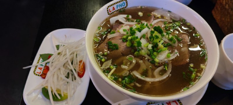 23. 【Home Thai 泰谣】Pad Thai不香，沙爹鸡肉串一般，冬阴功汤只有酸味