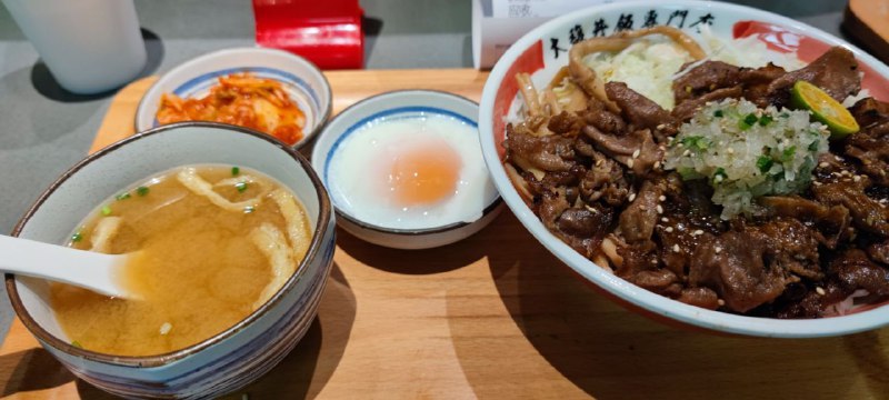 39. 【大馥丼饭专门店】emmm，相比起极火酱烧，这一家有一半是生菜丝真的很怪，不过牛舌不管是从口感还是火候都比极火酱烧好，蘑菇的加入真是毫无意义