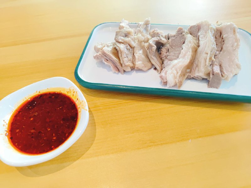 114. 【清真·马记金兰兰州牛肉面】来的时候是三四点的用餐低谷时间，进门的时候只有几个像是店员的大胡子和戴头巾的看着我，盯得我心里发毛的同时也不得不感叹来对地方了