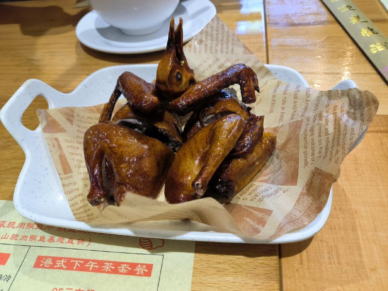 77. 【運利香港仔茶餐厅(凤阳店)】干炒牛河的粉没有炒太散，牛肉稍微有点浆过头，就是，太嫩了